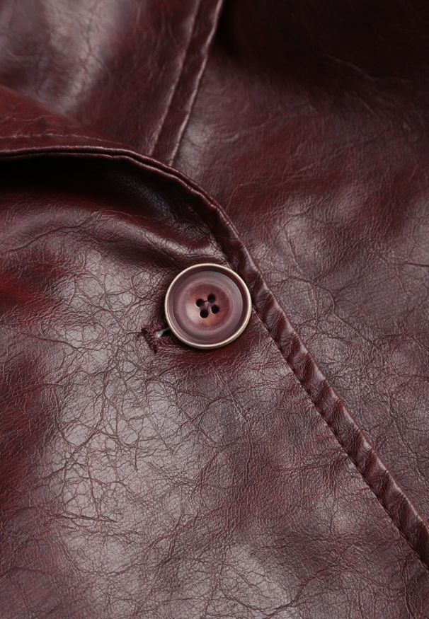 Born2be - Bordowa Krótka Kurtka Typu Trencz z Imitacji Skóry z Kapturem i Wiązanym Paskiem Nilianiela. Okazja: na co dzień. Typ kołnierza: kaptur. Kolor: czerwony. Materiał: skóra. Długość: krótkie. Wzór: paski. Styl: casual, klasyczny, elegancki