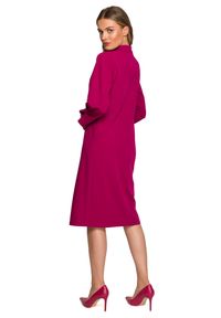 Stylove - Sukienka elegancka pudełkowa z dekoracyjnymi zaszewkami fioletowa. Okazja: na spotkanie biznesowe, do pracy. Kolor: fioletowy. Styl: elegancki