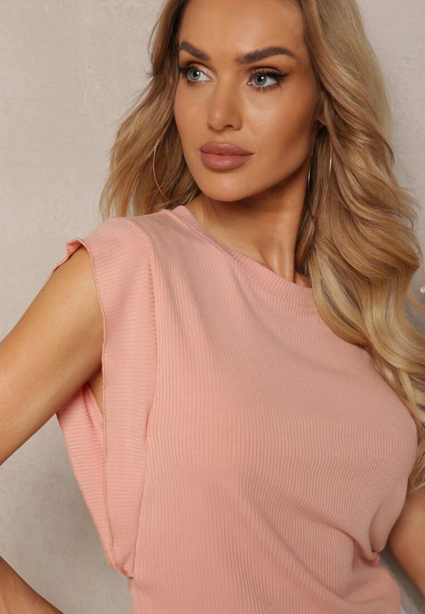 Renee - Różowy Top z Wiskozy z Falbanką przy Rękawach Tialora. Okazja: na co dzień. Typ kołnierza: kołnierz z falbankami. Kolor: różowy. Materiał: wiskoza. Styl: casual