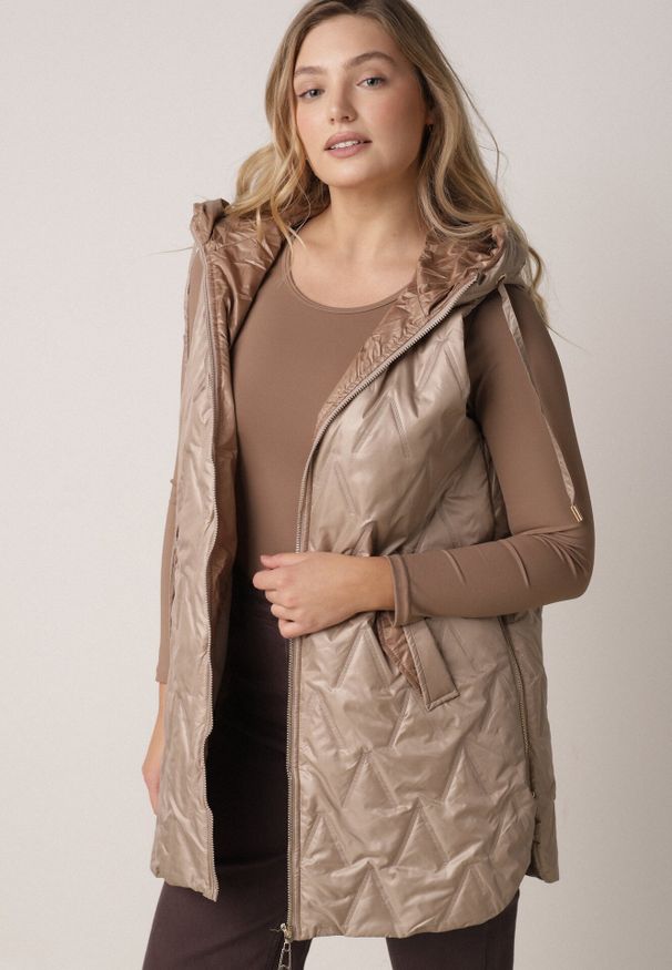 Born2be - Brązowa Pikowana Kamizelka o Długim Kroju z Nieodpinanym Kapturem w Romby Dephice. Okazja: na co dzień. Typ kołnierza: kaptur. Kolor: brązowy. Materiał: jeans, materiał. Długość: długie. Styl: casual, elegancki