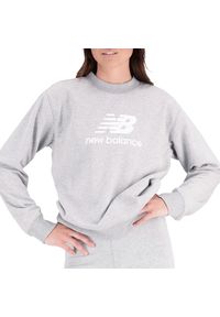 Bluza New Balance WT31532AG - szara. Okazja: na co dzień. Typ kołnierza: bez kaptura. Kolor: szary. Materiał: bawełna, materiał, poliester, prążkowany. Wzór: napisy. Styl: klasyczny, casual #1