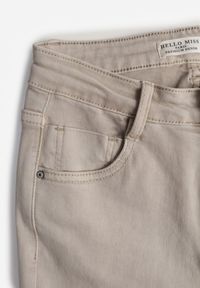 Renee - Jasnobeżowe Jeansy Dzwony Bawełnanie Briris. Okazja: na co dzień, na spotkanie biznesowe, do pracy. Stan: podwyższony. Kolekcja: dla wysokich. Kolor: beżowy. Sezon: lato. Styl: casual, elegancki, biznesowy #3