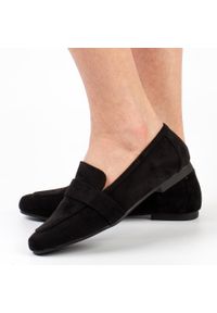 Czarne zamszowe loafersy, mokasyny damskie La.Fi 017b-su. Kolor: czarny. Materiał: zamsz. Obcas: na obcasie. Wysokość obcasa: średni