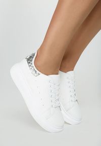 Renee - Biało-Srebrne Sneakersy Lucid Dream. Okazja: na co dzień. Wysokość cholewki: przed kostkę. Nosek buta: okrągły. Kolor: biały. Materiał: dresówka, skóra. Szerokość cholewki: normalna. Wzór: aplikacja #6