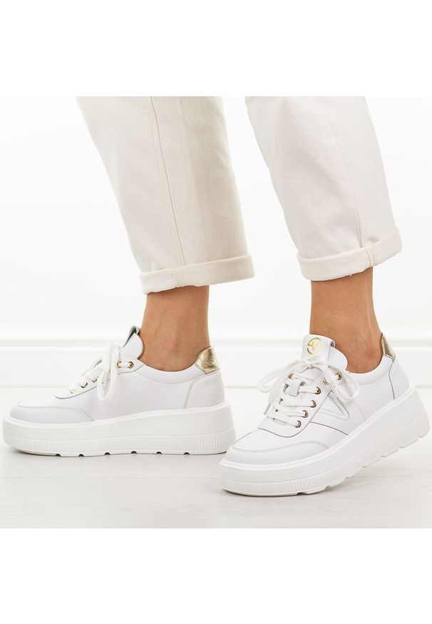 Białe skórzane sneakersy damskie na platformie Vinceza 39976. Okazja: na co dzień. Nosek buta: okrągły. Kolor: biały. Materiał: skóra. Szerokość cholewki: normalna. Sezon: wiosna, lato. Obcas: na platformie