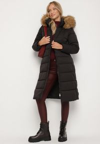 Born2be - Czarna Długa Kurtka Pikowana z Kapturem z Futerkiem i Paskiem w Talii Avesiia. Okazja: na spotkanie biznesowe, do pracy. Typ kołnierza: kaptur. Kolor: czarny. Materiał: futro. Długość: długie. Styl: biznesowy #6