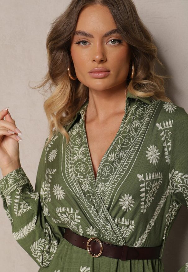 Renee - Zielona Sukienka z Wiskozą i Kopertowym Dekoltem Mirilaine. Okazja: na co dzień. Typ kołnierza: dekolt kopertowy. Kolor: zielony. Materiał: wiskoza. Typ sukienki: kopertowe. Styl: wizytowy, elegancki, casual