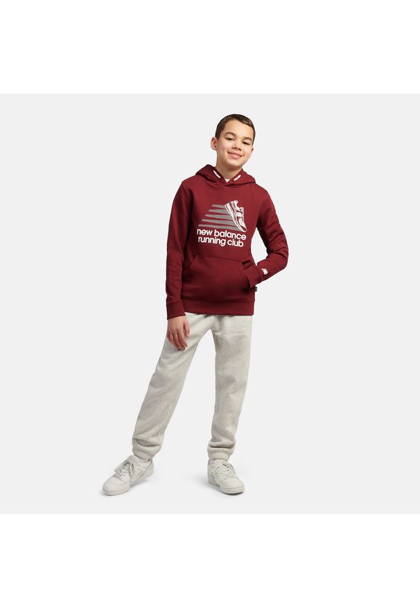 Bluza dziecięca New Balance LAKB0347MHB – bordowa. Typ kołnierza: kaptur. Kolor: czerwony. Materiał: bawełna. Wzór: napisy, aplikacja. Styl: sportowy