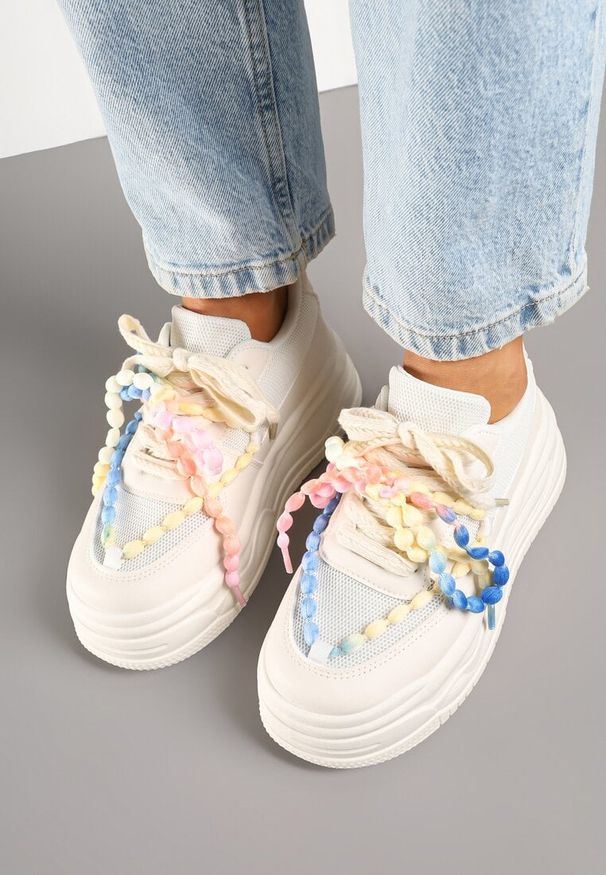 Renee - Beżowe Sneakersy na Platformie z Koralikami Amovanna. Okazja: na co dzień. Kolor: beżowy. Materiał: jeans. Wzór: aplikacja. Obcas: na platformie