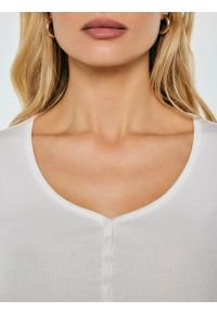 Big-Star - Koszulka damska slim w prążek biała Minsa 100. Kolor: biały. Materiał: prążkowany, dzianina, skóra. Wzór: prążki. Styl: klasyczny #2