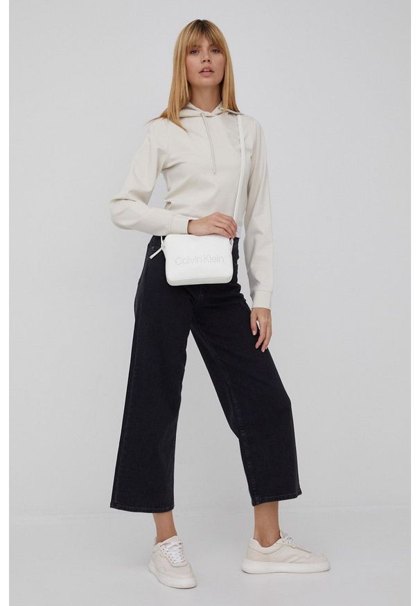 Calvin Klein Jeans bluza damska kolor beżowy z kapturem gładka. Okazja: na co dzień. Typ kołnierza: kaptur. Kolor: beżowy. Materiał: materiał, włókno, dzianina, wiskoza. Długość rękawa: długi rękaw. Długość: długie. Wzór: gładki. Styl: casual
