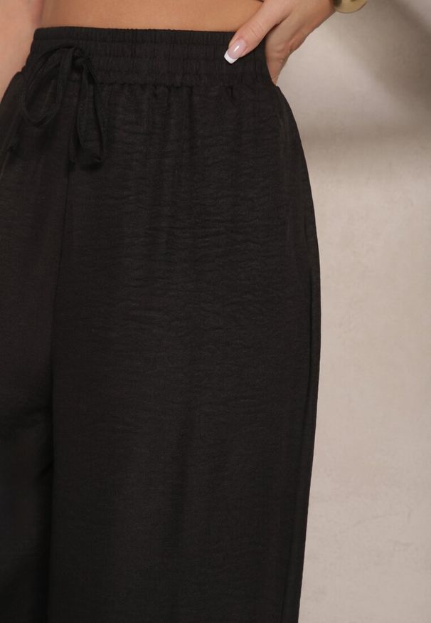 Renee - Czarne Szerokie Spodnie High Waist Ozdobione Wiązaniem Telonia. Okazja: na co dzień. Stan: podwyższony. Kolor: czarny. Wzór: aplikacja. Styl: elegancki, casual
