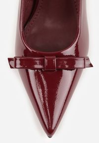 Renee - Bordowe Lakierowane Sandały Szpilki Vices Typu Slingback z Kokardą Dorozia. Okazja: na co dzień, na spotkanie biznesowe. Kolor: czerwony. Materiał: lakier. Obcas: na szpilce. Styl: klasyczny, casual, biznesowy, elegancki. Wysokość obcasa: średni #6