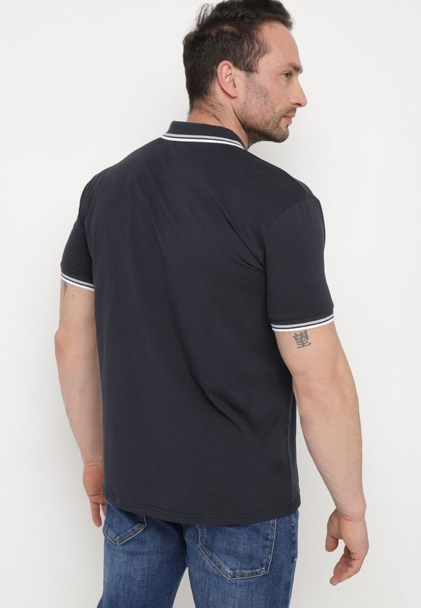 Born2be - Granatowa Koszulka o Fasonie Polo z Guzikami Timarie. Okazja: na spotkanie biznesowe. Typ kołnierza: polo. Kolor: niebieski. Materiał: dresówka. Styl: elegancki, biznesowy, klasyczny