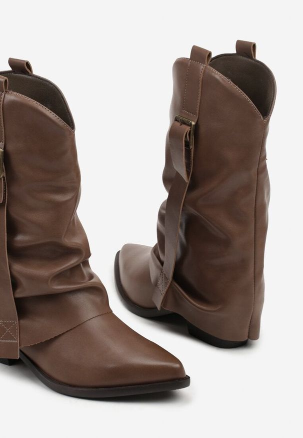 Renee - Brązowe Botki Kowbojki z Wywiniętą Cholewką z Marszczeniem Ilova. Okazja: na co dzień. Kolor: beżowy. Materiał: zamsz. Szerokość cholewki: normalna. Wzór: aplikacja. Obcas: na obcasie. Styl: casual, elegancki. Wysokość obcasa: średni