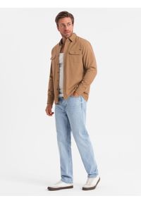 Ombre Clothing - Męska bawełniana koszula REGULAR FIT z kieszeniami zapinanymi na guziki - camel V2 - Rozmiar: M. Materiał: bawełna. Długość rękawa: długi rękaw. Długość: długie. Wzór: aplikacja