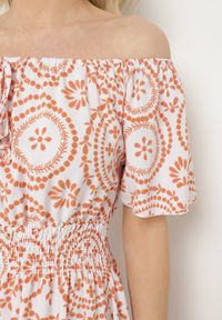 Born2be - Biało-Pomarańczowa Rozkloszowana Sukienka z Bawełną i Abstrakcyjnym Wzorem Ldivoria. Okazja: na spacer, na imprezę. Kolor: biały. Materiał: bawełna. Styl: elegancki #5