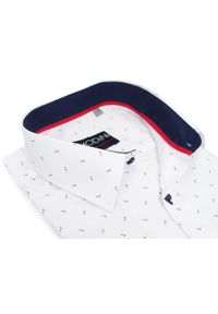 Modini - Biała koszula męska z krótkim rękawem w granatowo-czerwony wzorek MK26. Kolor: biały, wielokolorowy, czerwony, niebieski. Materiał: bawełna, poliester, tkanina. Długość rękawa: krótki rękaw. Długość: krótkie. Styl: klasyczny #1