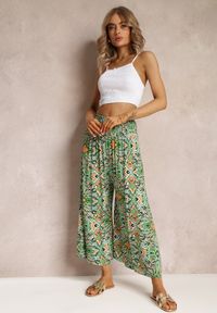 Renee - Zielone Szerokie Spodnie w Fantazyjny Print o Długości 7/8 Saru. Stan: podwyższony. Kolor: zielony. Materiał: tkanina, wiskoza. Wzór: nadruk