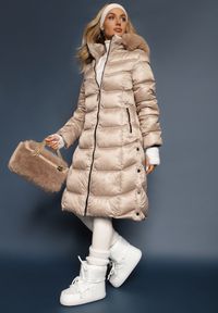 Renee - Beżowa Kurtka Płaszcz za Kolano z Pikowaniem i Odpinanym Kapturem Calarin. Kolor: beżowy. Materiał: zamsz, futro. Długość: długie. Sezon: zima. Styl: elegancki #1