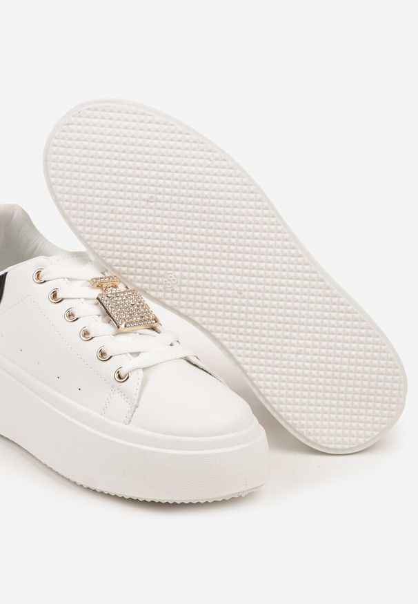 Renee - Biało-Czarne Sneakersy na Platformie Ozdobione Cyrkoniami i Aplikacją 3D Daneria. Nosek buta: okrągły. Zapięcie: sznurówki. Kolor: biały. Materiał: materiał. Wzór: aplikacja. Obcas: na platformie. Wysokość obcasa: niski