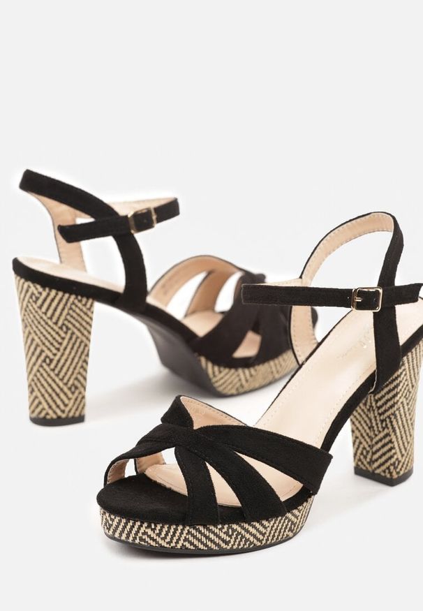 Renee - Czarne Sandały na Słupkowym Obcasie o Tweedowej Fakturze Fodivira. Okazja: na co dzień, do pracy, na spotkanie biznesowe. Zapięcie: pasek. Kolor: czarny. Materiał: jeans. Wzór: aplikacja. Obcas: na obcasie. Styl: biznesowy, casual, elegancki. Wysokość obcasa: średni