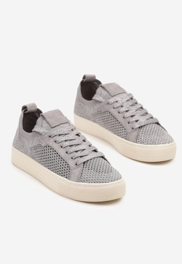 Renee - Srebrne Siateczkowe Sneakersy Ozdobione Metaliczną Nicią Nimiarene. Kolor: srebrny. Materiał: jeans. Wzór: aplikacja