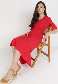 Born2be - Czerwona Sukienka Stamorus. Typ kołnierza: kołnierz z falbankami. Kolor: czerwony. Długość rękawa: krótki rękaw. Wzór: aplikacja. Styl: klasyczny. Długość: midi #4