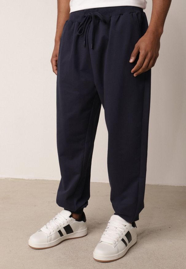 Born2be - Granatowe Spodnie Dresowe z Bawełną ze Ściągaczami Hailise. Okazja: na co dzień, do domu. Kolor: niebieski. Materiał: dresówka, bawełna. Styl: casual, sportowy