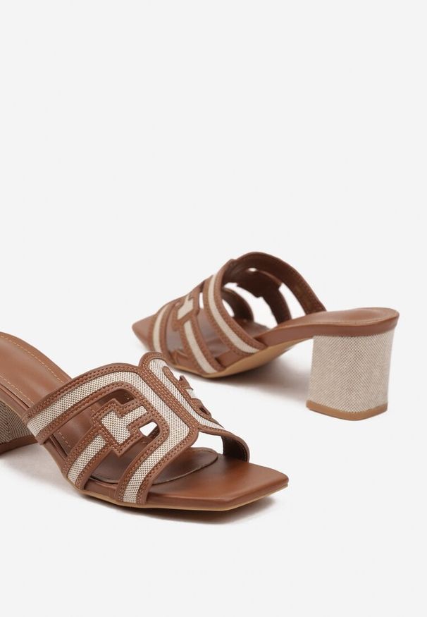 Renee - Brązowe Klapki na Słupkowym Obcasie z Paskiem z Geometrycznymi Wycięciami Amilena. Okazja: na spacer, na imprezę, na co dzień. Kolor: brązowy. Materiał: jeans. Wzór: geometria. Obcas: na obcasie. Styl: wizytowy, casual. Wysokość obcasa: średni