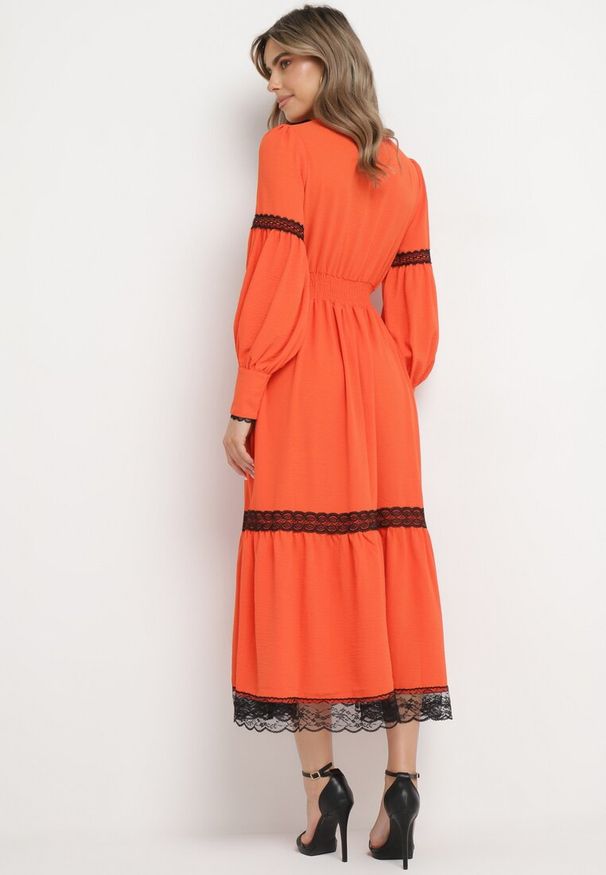 Born2be - Pomarańczowa Rozkloszowana Sukienka Maxi Ozdobiona Koronką z Mankietami Nimaga. Kolor: pomarańczowy. Materiał: koronka. Wzór: aplikacja, koronka. Długość: maxi