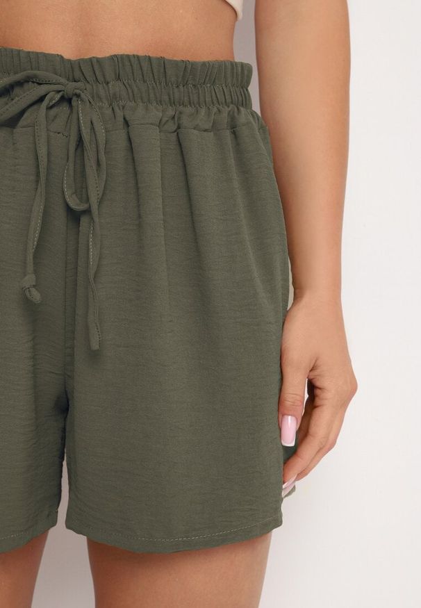 Born2be - Ciemnozielone Luźne Szorty z Wysokim Stanem i Gumką w Pasie Vimarias. Okazja: do pracy, na co dzień. Stan: podwyższony. Kolor: zielony. Długość: krótkie. Styl: elegancki, casual