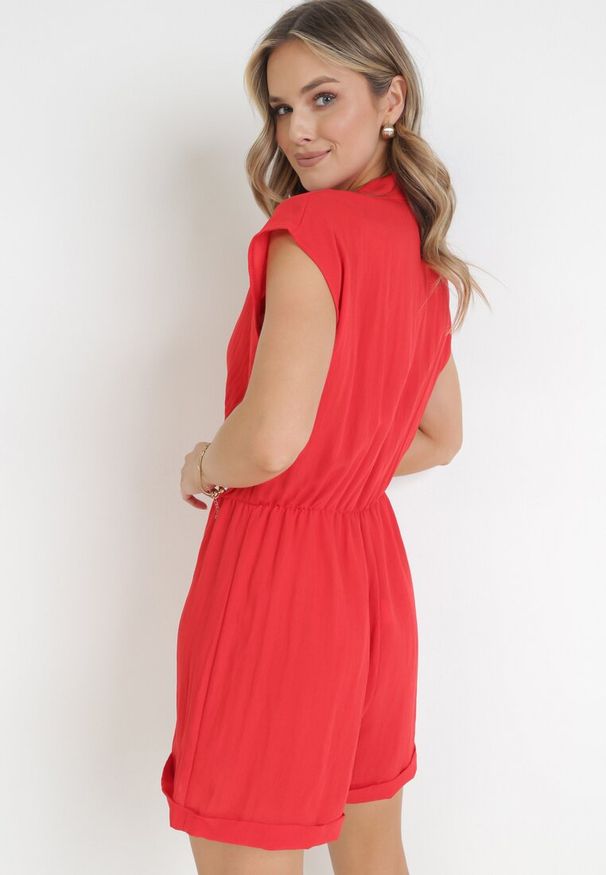 Born2be - Czerwony Kombinezon z Krótkimi Nogawkami i Kopertowym Dekoltem z Wiskozy Polisse. Kolor: czerwony. Materiał: wiskoza. Długość: krótkie. Sezon: wiosna, lato