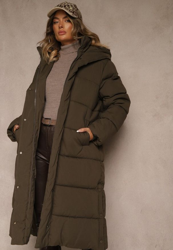 Renee - Ciemnozielona Kurtka z Kapturem o Długim Kroju Ozdobiona Pikowaniem Acaltee. Okazja: na co dzień. Typ kołnierza: kaptur. Kolekcja: plus size. Kolor: zielony. Długość: długie. Wzór: aplikacja. Sezon: zima. Styl: elegancki, casual