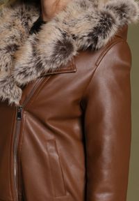 Born2be - Brązowa Kurtka Ramoneska z Odpinanym Kapturem i Futrem Aplonna. Kolor: brązowy. Materiał: futro. Sezon: zima, jesień. Styl: klasyczny #3