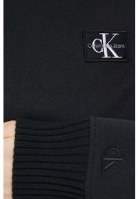 Calvin Klein Jeans bluza bawełniana damska kolor czarny z kapturem z aplikacją. Typ kołnierza: kaptur. Kolor: czarny. Materiał: bawełna. Wzór: aplikacja #2