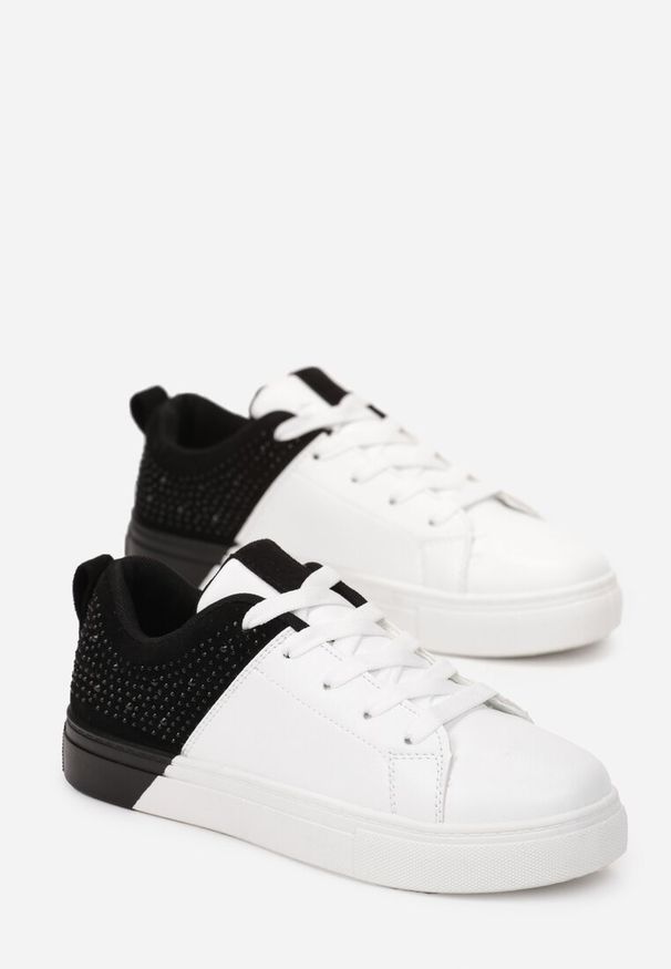 Born2be - Biało-Czarne Sznurowane Sneakersy na Płaskiej Podeszwie z Ozdobnymi Cyrkoniami Gimena. Wysokość cholewki: przed kostkę. Kolor: biały. Materiał: materiał. Szerokość cholewki: normalna. Wzór: aplikacja. Obcas: na płaskiej podeszwie