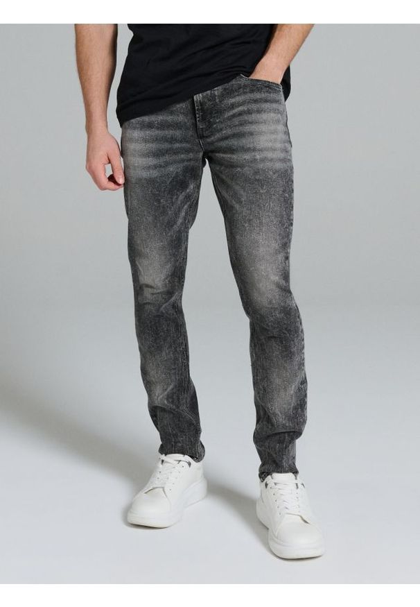 Sinsay - Jeansy slim fit z efektem sprania - szary. Kolor: szary