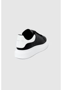 Alexander McQueen - ALEXANDER MCQUEEN Czarne sneakersy męskie z białym napiętkiem. Kolor: czarny. Materiał: skóra