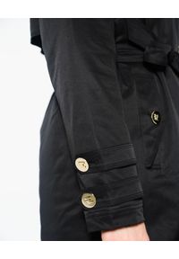 CRISTINAEFFE MILANO - Czarny płaszcz z kapturem. Typ kołnierza: kaptur. Kolor: czarny. Materiał: puch. Wzór: aplikacja. Sezon: zima. Styl: klasyczny