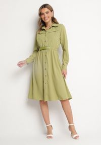 Born2be - Ciemnozielona Sukienka Midi z Gumką w Pasie i Dodatkowym Paskiem ze Sprzączką Zawadi. Kolor: zielony. Styl: elegancki. Długość: midi