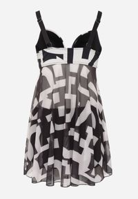 Born2be - Biało-Czarne Bikini z Siateczkową Sukienką Kąpielową i Majtkami Typu Szorty Vilineli. Kolekcja: plus size. Kolor: biały. Długość: długie #3
