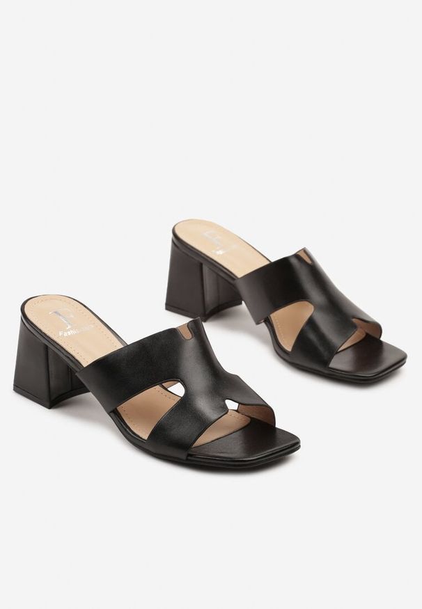 Born2be - Czarne Klapki na Obcasie z Wycięciami Rosanira. Okazja: na co dzień. Kolor: czarny. Materiał: jeans. Wzór: aplikacja. Obcas: na obcasie. Styl: casual. Wysokość obcasa: średni