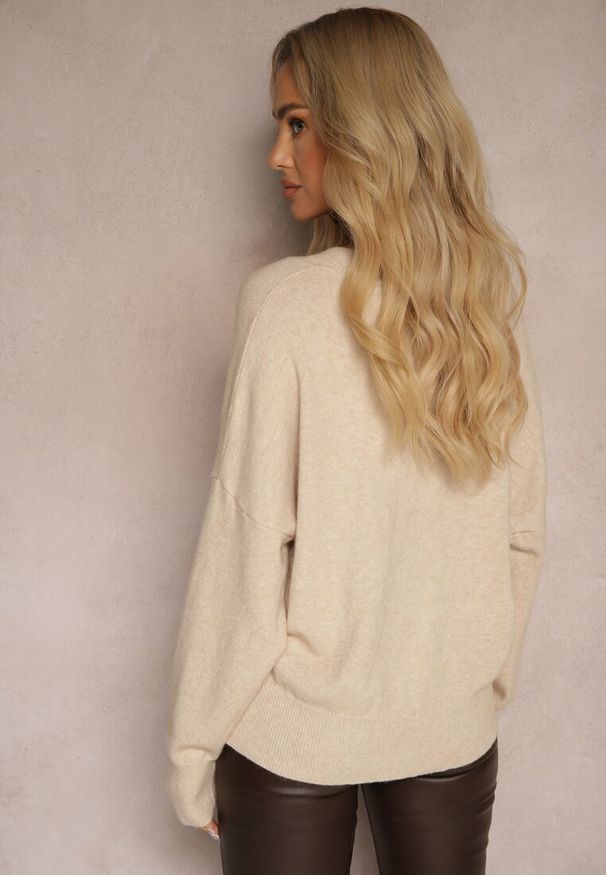 Renee - Beżowy Klasyczny Sweter z Wiskozą i Kaszmirem Marirra. Okazja: na co dzień, do pracy. Typ kołnierza: dekolt w serek. Kolor: beżowy. Materiał: wiskoza, kaszmir. Styl: klasyczny