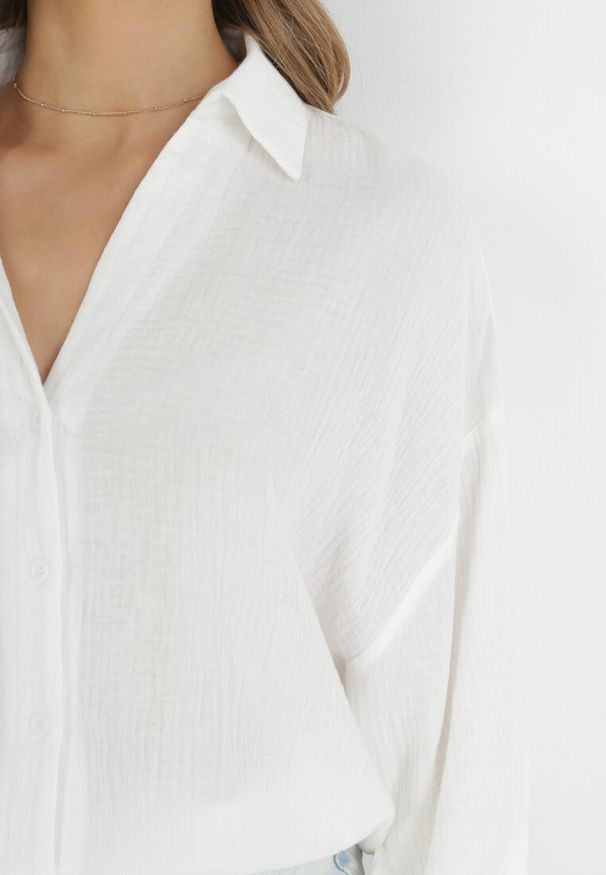 Born2be - Biała Bawełniana Koszula Oversize z Szerokimi Rękawami Melillia. Okazja: na co dzień. Kolor: biały. Materiał: bawełna. Styl: casual