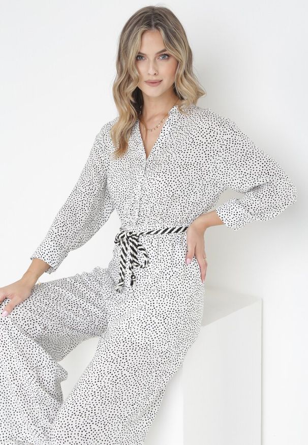 Born2be - Biały Kombinezon Ifrah. Kolor: biały. Długość: długie. Wzór: kropki