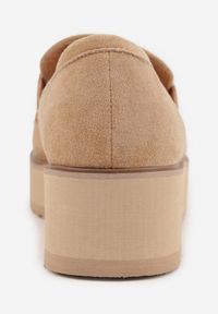 Renee - Ciemnobeżowe Półbuty w Stylu Mokasynów z Imitacji Zamszu na Platformie Vhisper. Okazja: na co dzień, do pracy. Kolor: beżowy. Materiał: zamsz. Obcas: na platformie. Styl: casual, elegancki #8