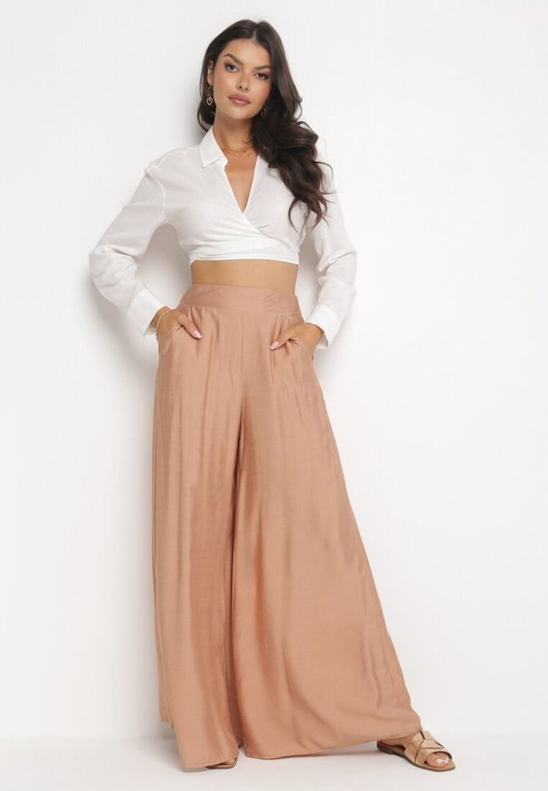 Born2be - Beżowe Szerokie Spodnie z Gumką w Pasie i Kieszeniami przy Biodrach Boulia. Kolor: beżowy