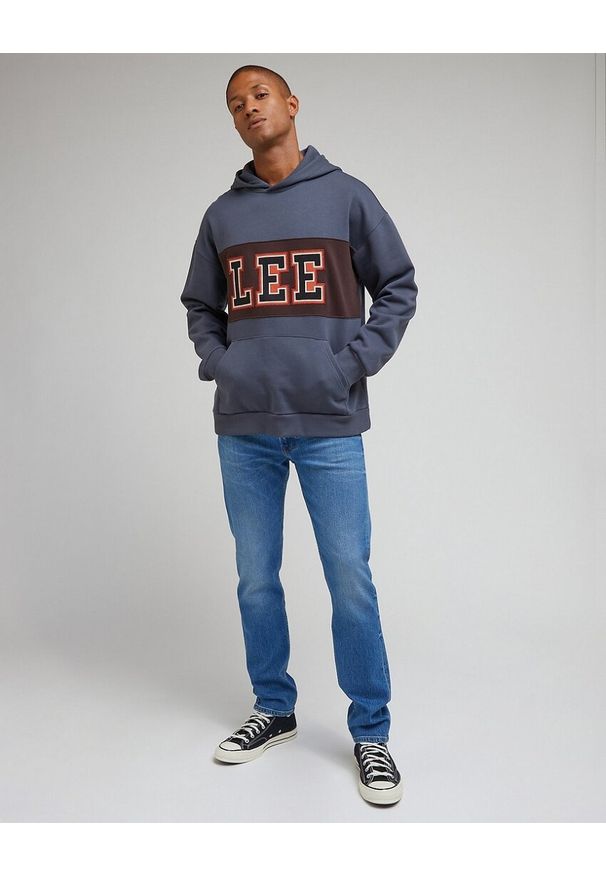 Lee - LEE SEASONAL HOODIE MĘSKA BLUZA Z KAPTUREM NIEROZPINANA DUSTY NAVY LM07RHA72. Typ kołnierza: kaptur. Styl: klasyczny