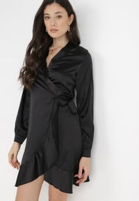 Born2be - Czarna Sukienka Satynowa Barbedeia. Typ kołnierza: dekolt w kształcie V. Kolor: czarny. Materiał: satyna. Wzór: aplikacja. Typ sukienki: kopertowe. Styl: elegancki. Długość: mini #1